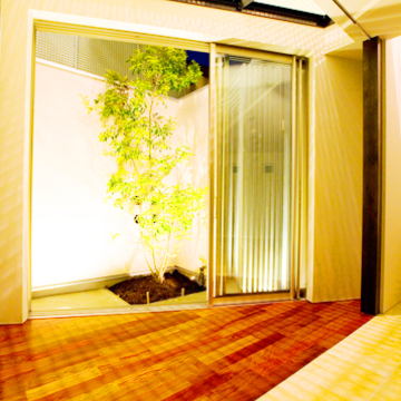 内観７／リビングー中庭／夜