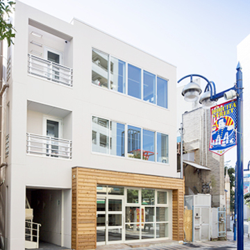 やわらかな白い壁にナチュラルな木目がアクセントとなったモダンな外観