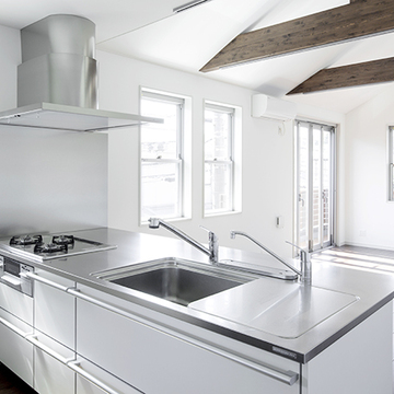 使いやすくフラットなステンレスのアイランドキッチン