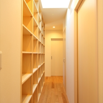 壁面収納のある廊下