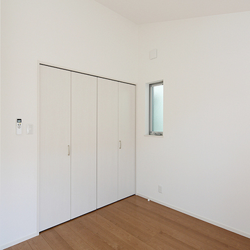 壁と一体化した白い収納扉