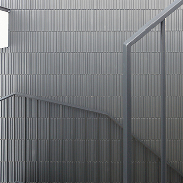 グレーの外壁が表情を添える