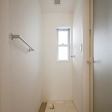 窓のある白いランドリースペース