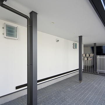 雨の日に便利な玄関アプローチ