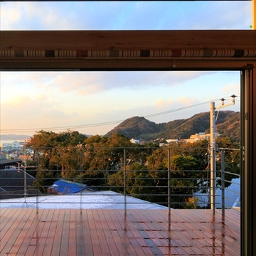 広く見渡せるウッドデッキ