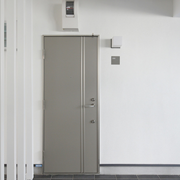 シックなグレーの玄関扉