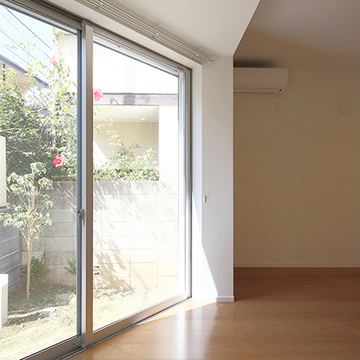 斜めになった壁面が広がりを感じるリビング