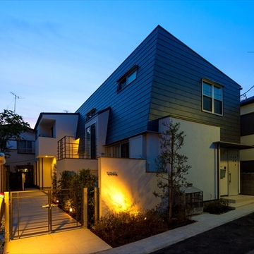 柔らかな光が玄関ポーチを照らす