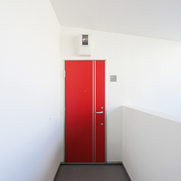 ビビッドな赤い玄関ドア