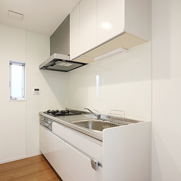 コンパクトで機能的な白いシステムキッチン