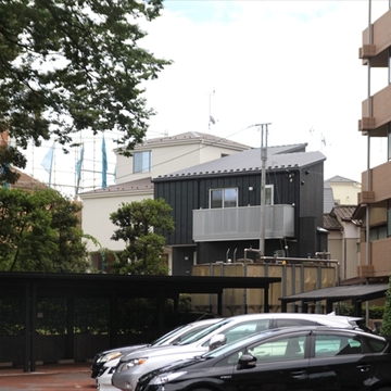 黒いシックな外観