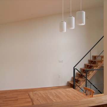 キッチンから食卓と階段を見る