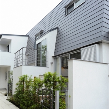 緑が映える白の外壁