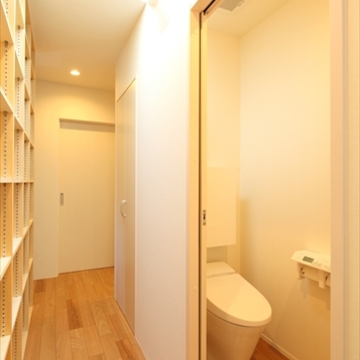 引き戸式のシンプルなトイレ