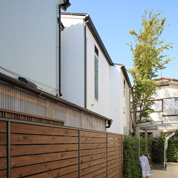 すっきりとした後ろ側外観