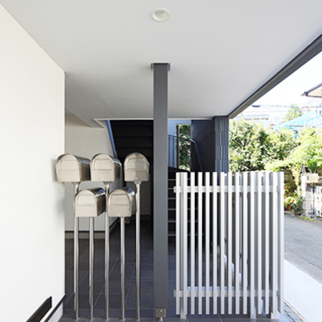 シンボリックな５つ並んだ郵便ポスト