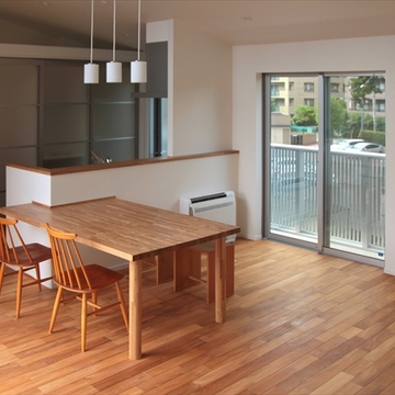 キッチンカウンターに差し込まれたようなテーブル