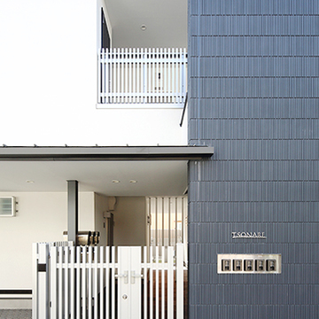 つや消しのメタル素材がスタイリッシュな印象を与える外観入口