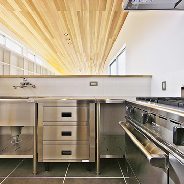料理の腕がますます上がりそうな業務仕様のステンレスキッチン