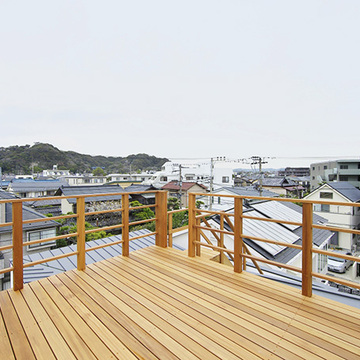 町を一望する広々と開放感あふれるウッドデッキ