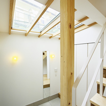 天窓から光の入る明るい玄関