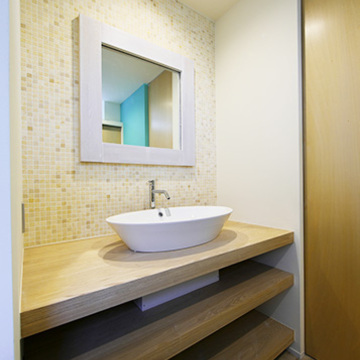 ナチュラルモダンなタイル張りの洗面ルーム