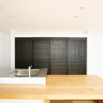 格子戸の収納扉を備えたモダンなキッチン