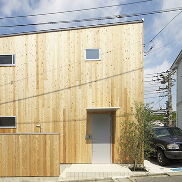 木目を活かしながら、すっきりと洗練された外観