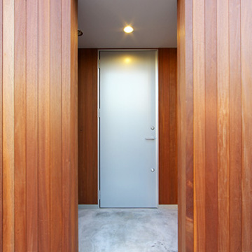 木目にシンプルなメタル系ドアがベストマッチ