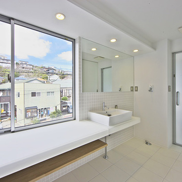 大きな窓のある真っ白い洗面ルーム