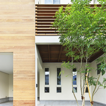 シンボルツリーが彩りを添えるナチュラルな雰囲気の外観