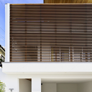 スタイリッシュかつプライバシーにも配慮した木製ルーバー