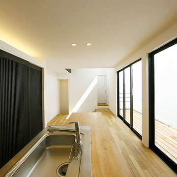 大きな窓から光を取り込む明るいキッチン