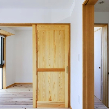 こだわりの建具と珪藻土仕上げの壁