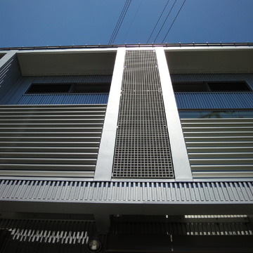 FRPグレーチング、アルミルーバーとガルバ外壁