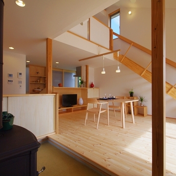 吹き抜けと一体のリビングダイニング