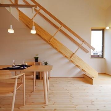 吹き抜けと一体のリビングダイニング3