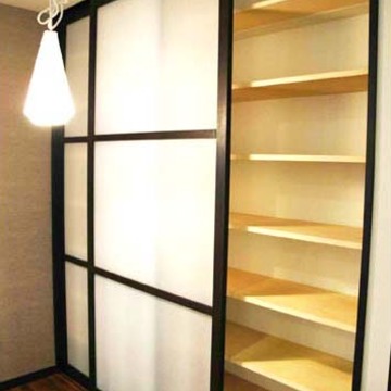 収納テクニック：　梁下を利用した引戸収納