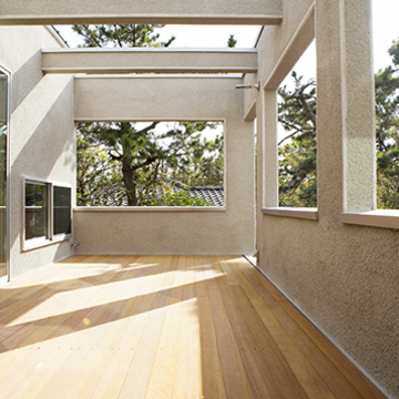 風景を切り取る柱が並ぶバルコニー