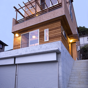 階数により素材の異なる外観