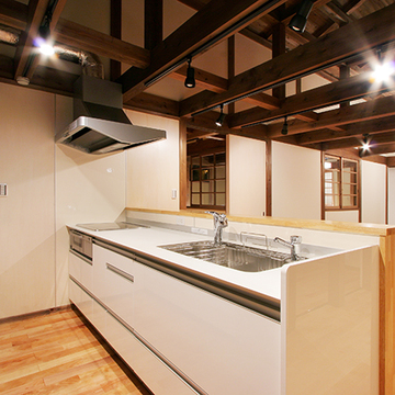 白でスッキリとしたモダンなキッチン