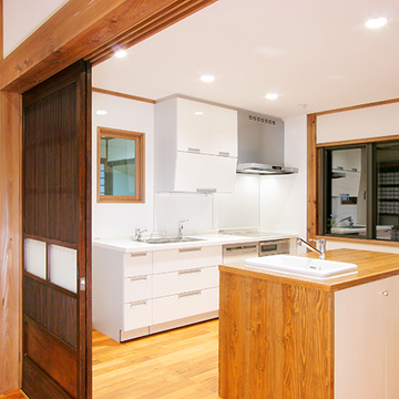 広いワークスペースのキッチン