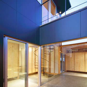 中庭を囲む大きな窓