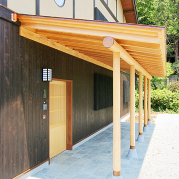 広々とした玄関先と庇