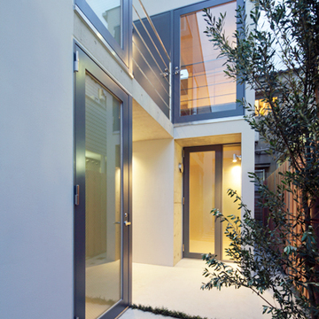 間接照明で夜も明るい光が灯る玄関