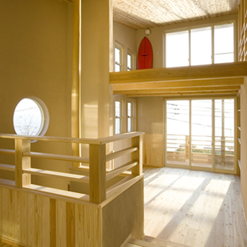 光が木材に反射して明るいリビング