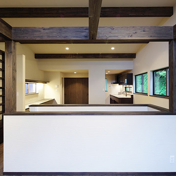 部屋中央の階段を通してキッチンを見る