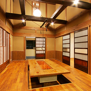 モダンな掘り炬燵のあるリビング