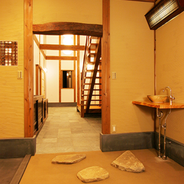 天井高で落ち着いた雰囲気の部屋