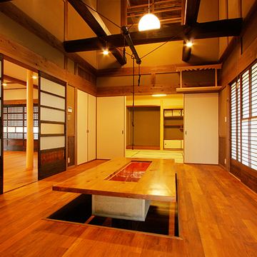 吹き抜け下の掘り炬燵テーブル